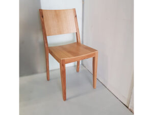 כיסא דגם פיטר בצבע אלון